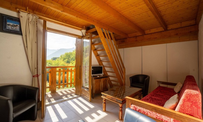 Saint-Sorlin-d'Arves Apartment | Apartment 'Appartement 10' with Mountain View, Shared Garden and Wi-Fi