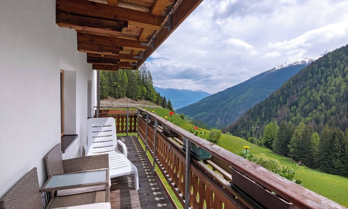 Stelvio Apartment | Apartment 'Fragges Spuldra' with Mountain View, Balcony and Wi-Fi