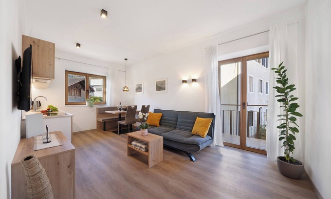 Lana Apartment | Apartment 'Fuchsberger A' with Mountain View, Wi-Fi and Air Conditioning