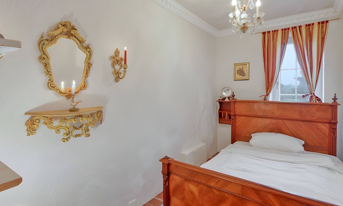 Horsbull Apartment | Apartment 'Großer Salon' with Shared Garden and Wi-Fi