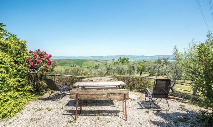 Castiglione d'Orcia Apartment | Apartment "Gemma Bianca-Tavoleto" with Mountain View, Garden & Wi-Fi