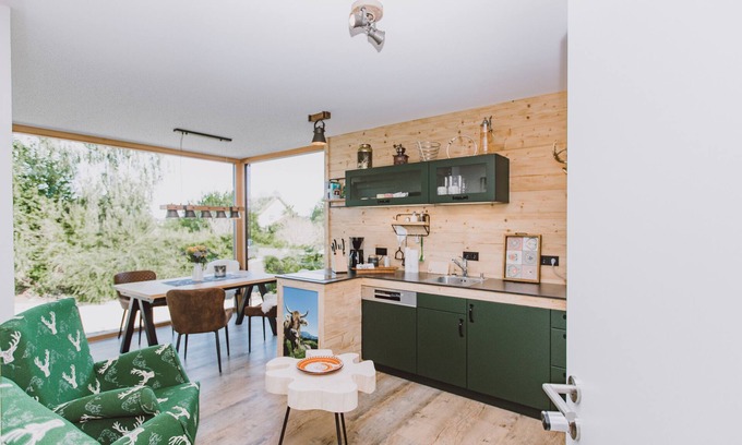 Germaringen Apartment | Apartment 'Garden - Guggi´s Emporeon Allgäu' with Shared Terrace, Wi-Fi and Air Conditioning
