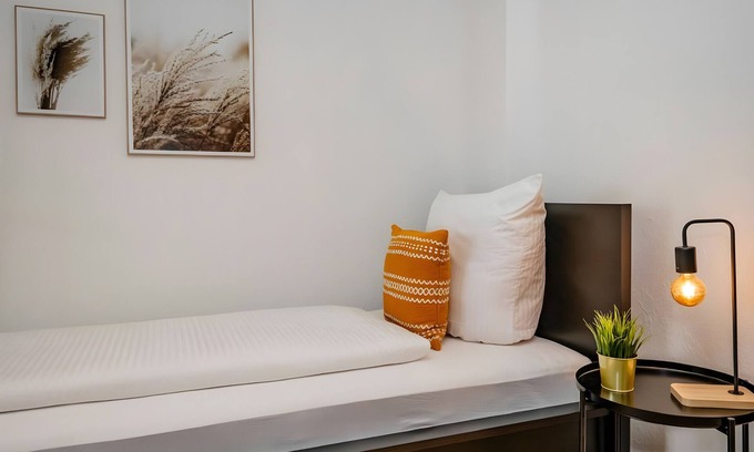 Oberhausen Apartment | Apartment 'Gemütliche Für 4 Personen' with Wi-Fi
