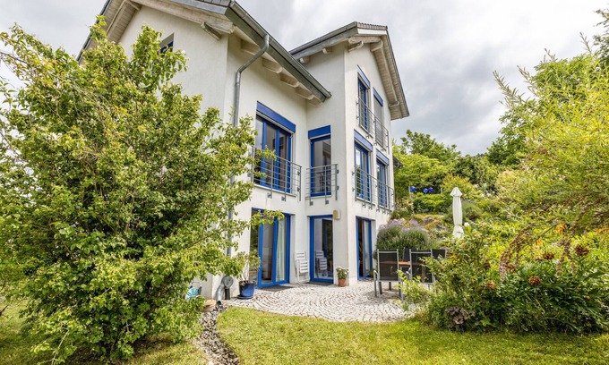 Denkingen Apartment | Apartment "Geräumige Ferienwohnung mit Garten" with Mountain View & Wi-Fi