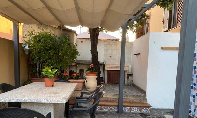 Sa Rocca Tunda Apartment | Apartment 'Gio E Pie House' with Private Garden, Wi-Fi and Air Conditioning