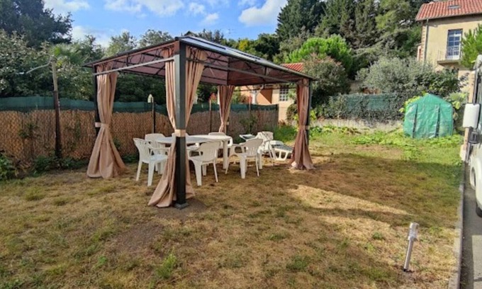 Decazeville Apartment | Apartment 'Gite 43' with Private Terrace, Shared Garden and Wi-Fi