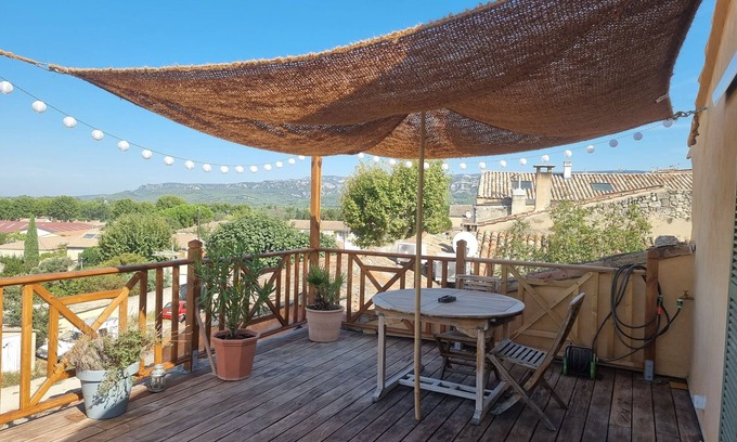 Mallemort Apartment | Apartment 'Gîte Durance' with Mountain View, Wi-Fi and Air Conditioning