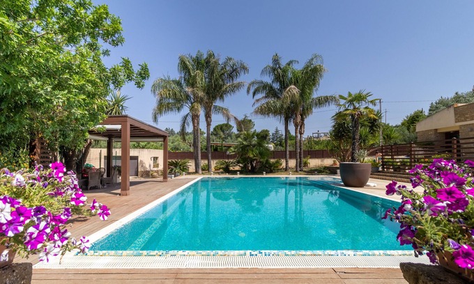 Caltagirone House | Apartment 'Giusa' with Shared Pool, Wi-Fi and Air Conditioning