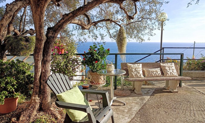 Bordighera Apartment | Apartment 'Gli Orti Sul Mare 1' with Sea View, Wi-Fi and Air Conditioning