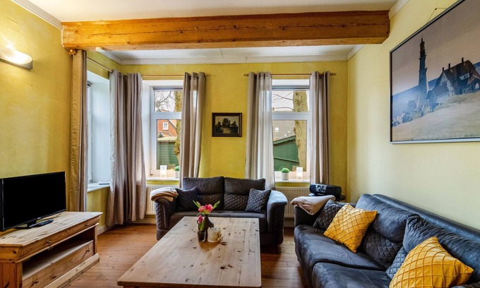 Oldersum Apartment | Apartment 'Gulfhof Oldersum Erdgeschoss' with Shared Terrace, Shared Garden and Wi-Fi