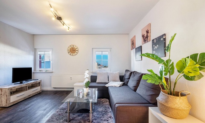 Limbach-Oberfrohna Apartment | Apartment 'Haus Sonne' with Wi-Fi