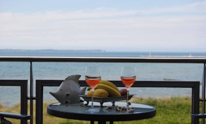 Glowe Apartment | Apartment harbor view