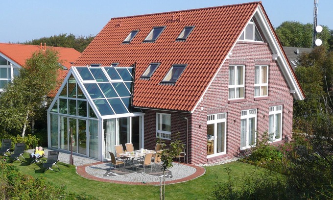 Spiekeroog Apartment | Apartment 'Haus Admiral - Fewo Nordlicht' with Private Terrace, Private Garden and Wi-Fi