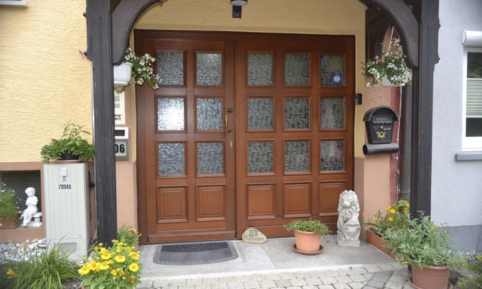 Wildensee Apartment | Apartment 'Haus Moser - Fewo 2' with Shared Terrace, Shared Garden and Wi-Fi