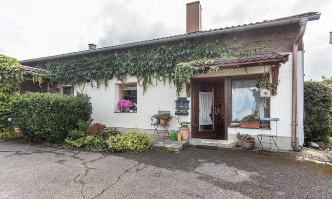 Emmerting Apartment | Apartment 'Haus Rosi und Werner' with Garden & Wi-Fi