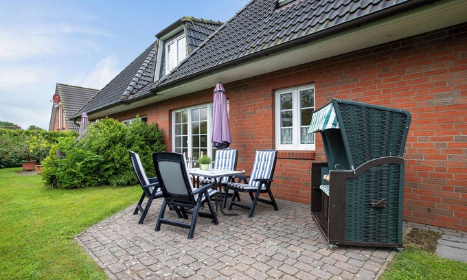 Suden Apartment | Apartment 'Haus Schwalbennest' with Private Terrace, Shared Garden and Wi-Fi
