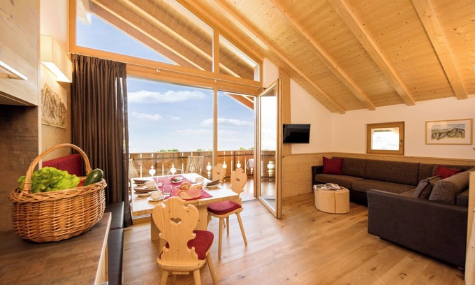 Albions Apartment | Apartment "Haus Sonnegg - Panorama Suite" with Mountain View, Wi-Fi, Terrace & Garden