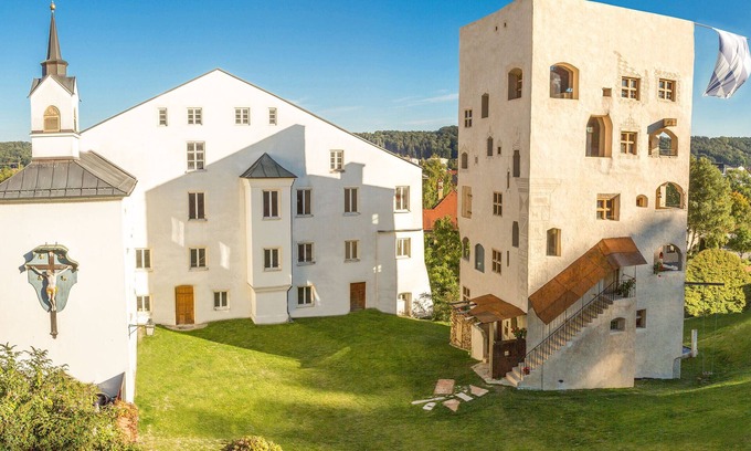 Trostberg Apartment | Apartment Herzogpalais in the tower of Schedling Castle near Lake Chiemsee