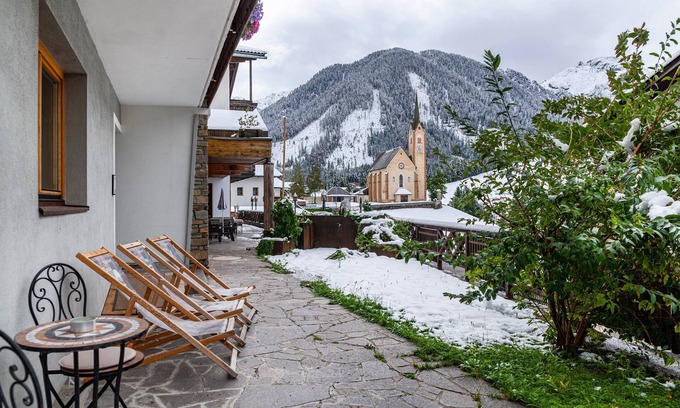 Kartitsch Apartment | Apartment 'Hotel Sonnblick - Wohnung Klaus' with Mountain View, Shared Terrace and Wi-Fi