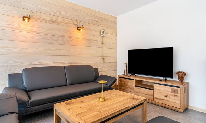 Zell am Harmersbach Apartment | Apartment 'Im Rosengarten 2' with Mountain View, Private Terrace and Wi-Fi