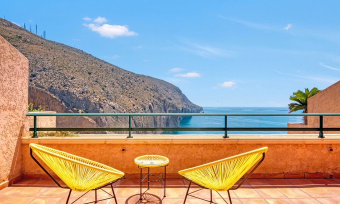 Pueblo Mascarat Apartment | Apartment 'Impresionantes Vistas' with Sea View, Wi-Fi and Air Conditioning