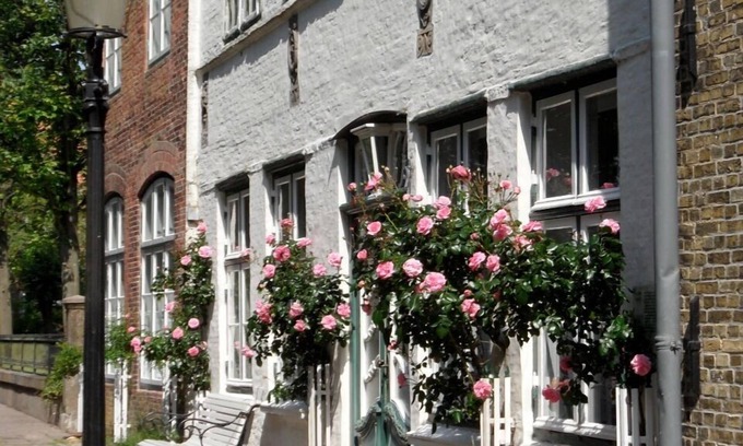 Friedrichstadt Apartment | Apartment in a historic house right on the water with boat and bicycles