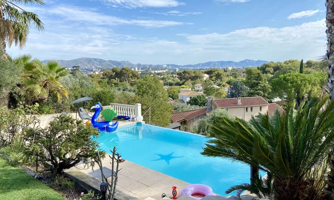 13th Arrondissement Apartment | Apartment in a villa with swimming pool in the hills above Marseille