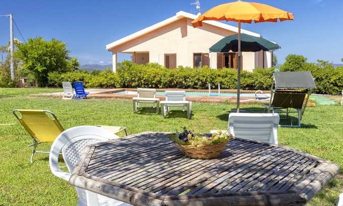 Olmedo Apartment | Apartment in "Casa Vacanze Oleandro" with Wi-Fi, Garden & Terrace