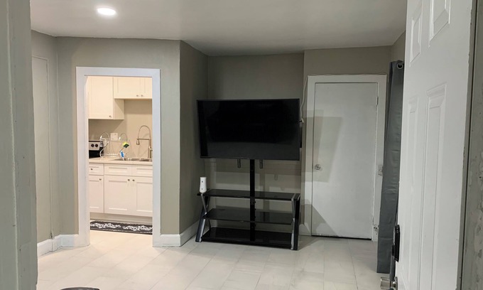 Daytona Beach Apartment | Apartment in Daytona Beach 1BR 1Bath + Pull out Sofa Bed. Centrally Located