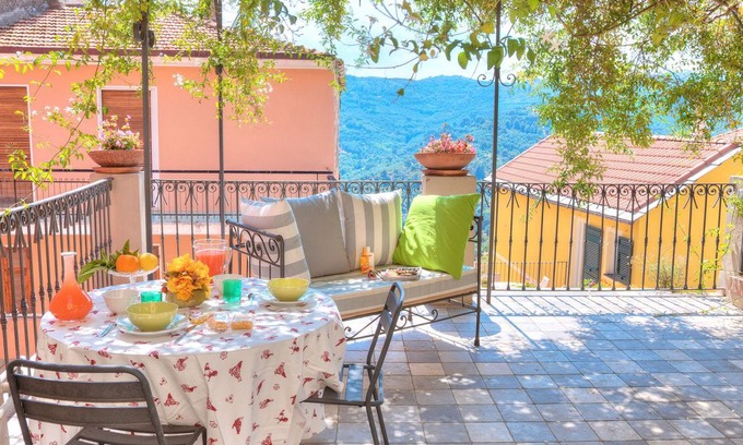 Diano Castello Apartment | Apartment in Diano Castello with 2 bedrooms and 4 beds