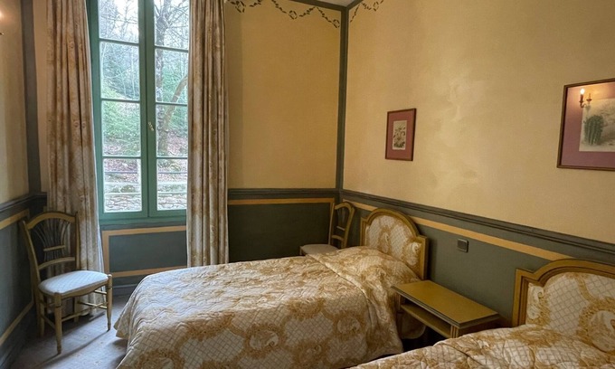 Montbrun-les-Bains Apartment | Apartment in a 19th century chateau with swimming pool and tennis court in a 4-hectare park