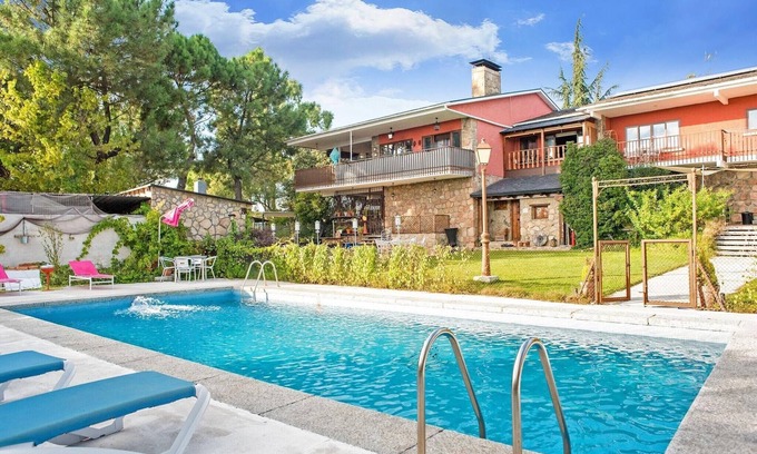 Galapagar Apartment | Apartment in Galapagar with Pool and Garden