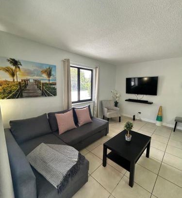 North Central Hollywood Apartment | Apartment in Hollywood close to shops & beach 110