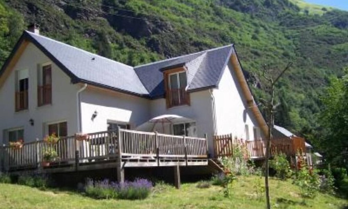 Aragnouet Apartment | apartment in house