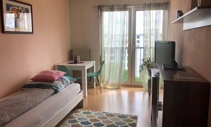 Hartenberg-Munchfeld Apartment | Apartment in Mainz - Wohn-schlafzimmer mit Kochnische und Bad