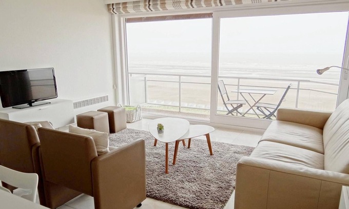 Nieuwpoort-aan-Zee Apartment | Apartment in Nieuwpoort with Sea Views