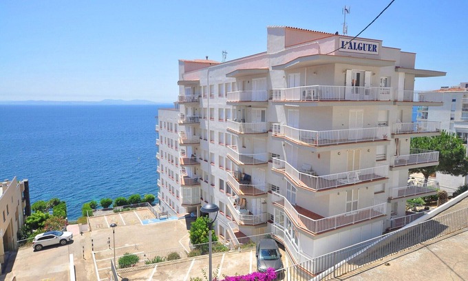 Roses Town Center Apartment | Apartment in Roses with Stunning Sea Views