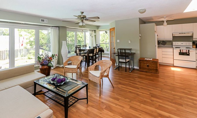 Clarkson-Lorne Park House | Apartment in South Mississauga near Highway