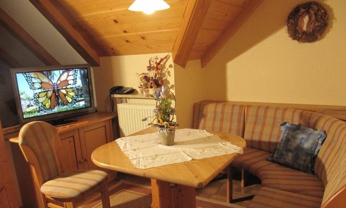 Staffelstein Apartment | Apartment in the attic (34 sqm) with a large garden and barbecue facilities