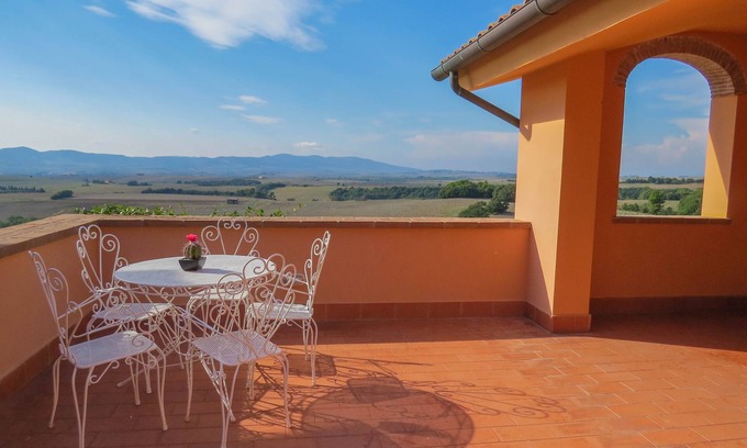 Pomaia Apartment | Apartment in terraced house with terrace and panoramic view, 5 people