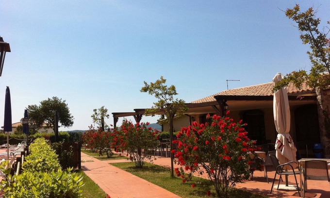 Pomaia Apartment | Apartment in terraced house with two terraces -gardens, 2-room-5 people