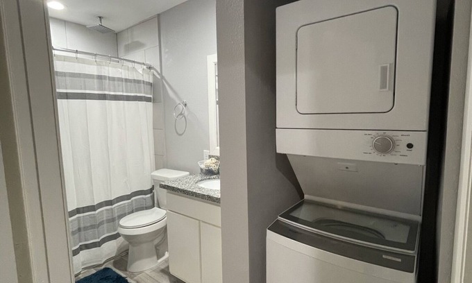 Woodland Heights Apartment | Apartment in the Heights | 7 mins from Downtown