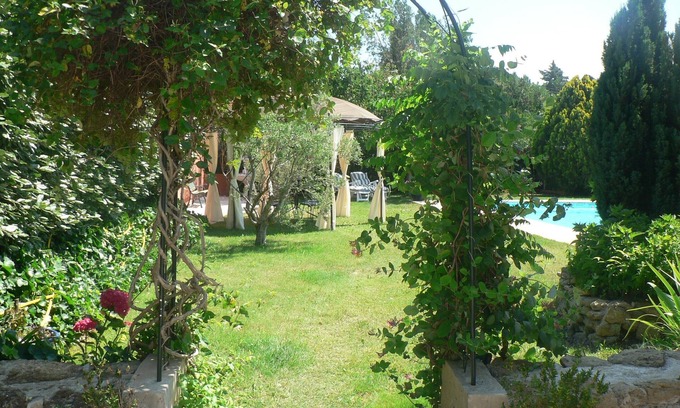 Istres Apartment | Apartment indépendant- T 2 in a villa - pool and garden.