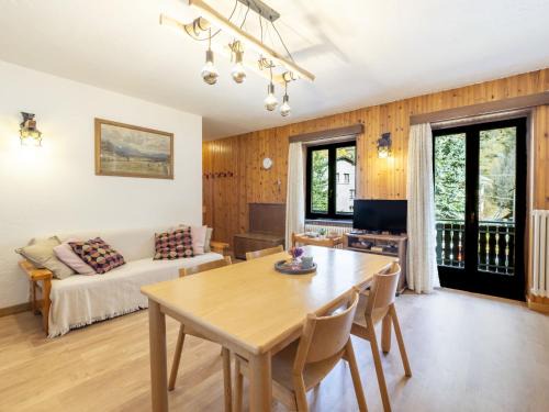 Isola Apartment | Apartment Isola di Madesimo Apartments-2 by Interhome