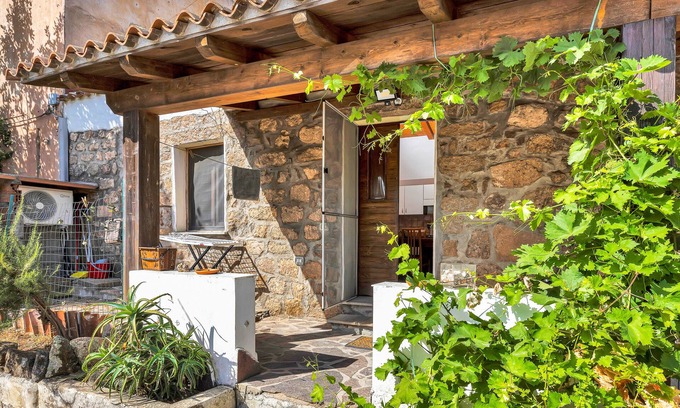 Loiri Porto San Paolo Apartment | Apartment Casettina with A/C, Balcony & Garden