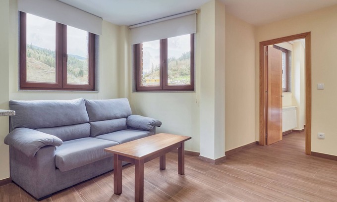 Cecos Apartment | Apartment 'Izquierda' with Shared Garden and Wi-Fi