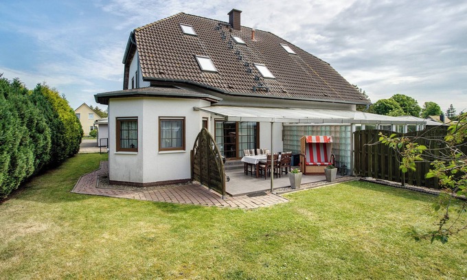 Sundhagen Apartment | Apartment 'K Schröder' with Private Terrace, Private Garden and Wi-Fi