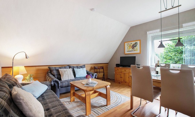Suden Apartment | Apartment 'Kleine Ferienwohnung' with Shared Garden and Balcony