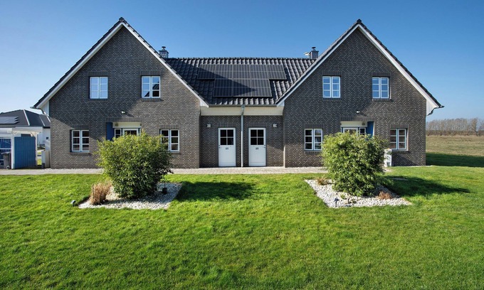 Krummin Apartment | Apartment 'Komfortables Ferienhaus Allee' with Private Terrace, Private Garden and Wi-Fi