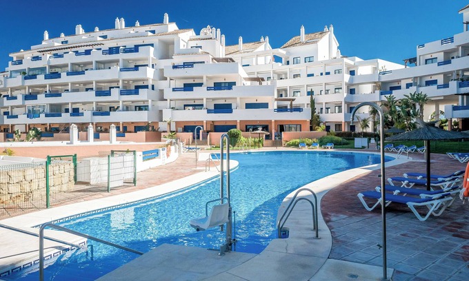Castillo de Sabinillas Apartment | Apartment 'Kym' with Mountain View, Wi-Fi and Air Conditioning